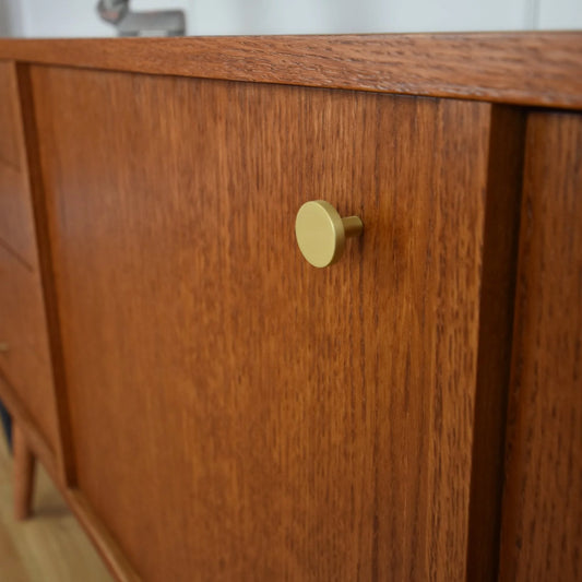 CREDENZA VINTAGE CASSETTI E SPORTELLI CON POMELLI OTTONE