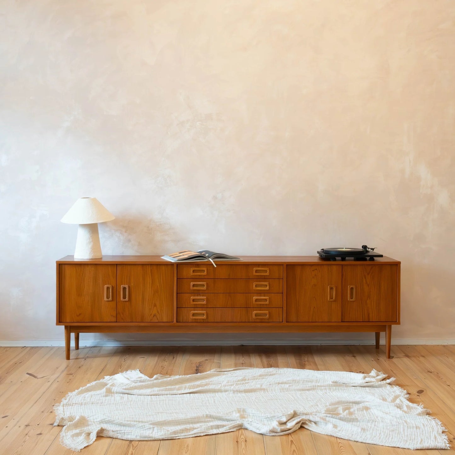 CREDENZA VINTAGE CASSETTI E MANIGLIE IN ESSENZA